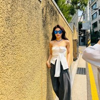 Saat sedang menjalani pemotretan, aktris tersebut bukan hanya terlihat cantik dengan wajah yang tidak baik berubah tapi juga menampilkan ‘body goal’. Foto: Instagram @hajiwon1023