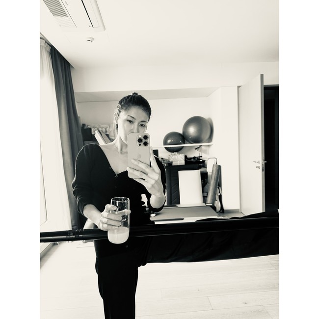 Bagaimana dia selalu terlihat sama? Mengapa dia tidak menua? Apakah hanya aku yang bertambah tua? Dia sama sekali tidak berubah. Dia pasti banyak berolahraga, Foto: Instagram @hajiwon1023