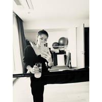 Bagaimana dia selalu terlihat sama? Mengapa dia tidak menua? Apakah hanya aku yang bertambah tua? Dia sama sekali tidak berubah. Dia pasti banyak berolahraga, Foto: Instagram @hajiwon1023