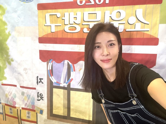 Banyak orang memuji kemampuannya menjaga bentuk tubuh tapi tak sedikit yang merasa kunci kecantikannya adalah dengan tetap single. Genetika berperan besar, tetapi juga karena dia belum menikah dan belum melahirkan bayi,” tulis netizen. Foto: Instagram @hajiwon1023