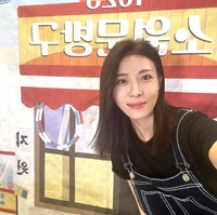 Banyak orang memuji kemampuannya menjaga bentuk tubuh tapi tak sedikit yang merasa kunci kecantikannya adalah dengan tetap single. Genetika berperan besar, tetapi juga karena dia belum menikah dan belum melahirkan bayi,” tulis netizen. Foto: Instagram @hajiwon1023