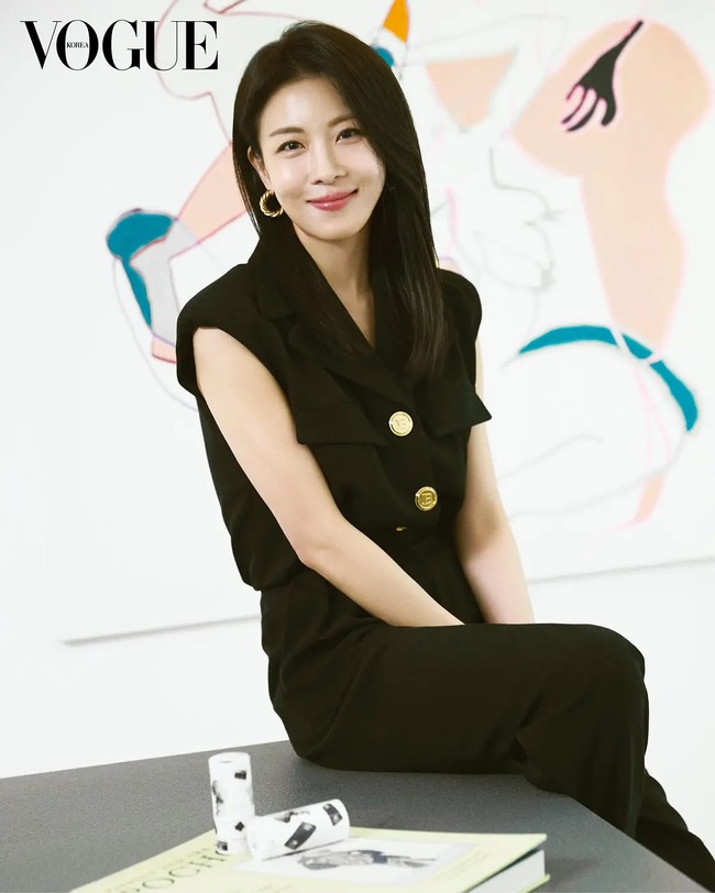 Ha Ji Won debut pada 1996 dan telah membintangi berbagai drama dan film populer, sebut saja Sex is Zero, Something Happened in Bali, Empress Ki hingga yang terakhir Curtain Call. Foto: Instagram @hajiwon1023