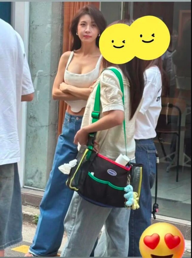 Ha Ji Won sempat jadi perbincangan karena penampilan terbarunya. Dalam foto dan video yang beredar, pemain drama Korea ‘Secret Garden’ tersebut terlihat awet muda di usia 47 tahun. Saat sedang menjalani pemotretan, aktris itu bukan hanya terlihat awet muda tapi juga menampilkan ‘body goal’ selagi mengekspos pinggang dan perut ramping. Foto: Twitter @wordoe19