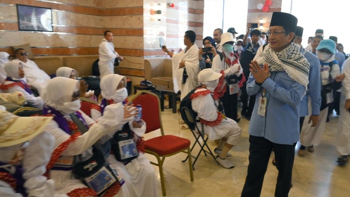 Menteri Agama Nasaruddin Umar menyapa jamaah calon haji Indonesia di dalam bus saat perjalanan untuk menunaikan wukuf di Arafah, Makkah, Arab Saudi, Rabu (4/6/2025). Jamaah calon haji Indonesia pada Rabu (4/6) pagi hingga malam waktu Arab Saudi, diangkut dengan bus untuk menjalani puncak ibadah haji di Armuzna (Arafah, Muzdalifah dan Mina). ANTARA FOTO/Andika Wahyu