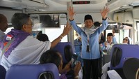 Ia menyapa jamaah satu per satu, memberikan doa dan semangat agar mereka bisa menjalani ibadah dengan khusyuk dan sehat. ANTARA FOTO/Andika Wahyu