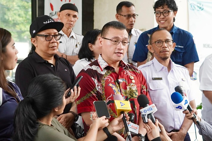Anggota DPRD DKI Jakarta Fraksi PDI Perjuangan Hardiyanto Kenneth dan Kepala Dinas KPKP DKI Jakarta Hasudungan Sidabalok & Founder Animal Defenders Indonesia Doni Herdaru Tona Memberikan Keterangan Pers Di Puskeswan Ragunan.