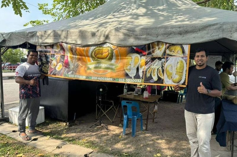 Haru! Penjual Durian Dibantu Pelanggan Lain Saat Layani Turis China