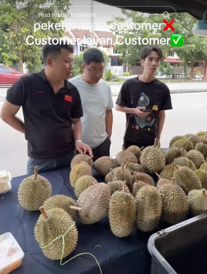 Haru! Penjual Durian Dibantu Pelanggan Lain Saat Layani Turis China