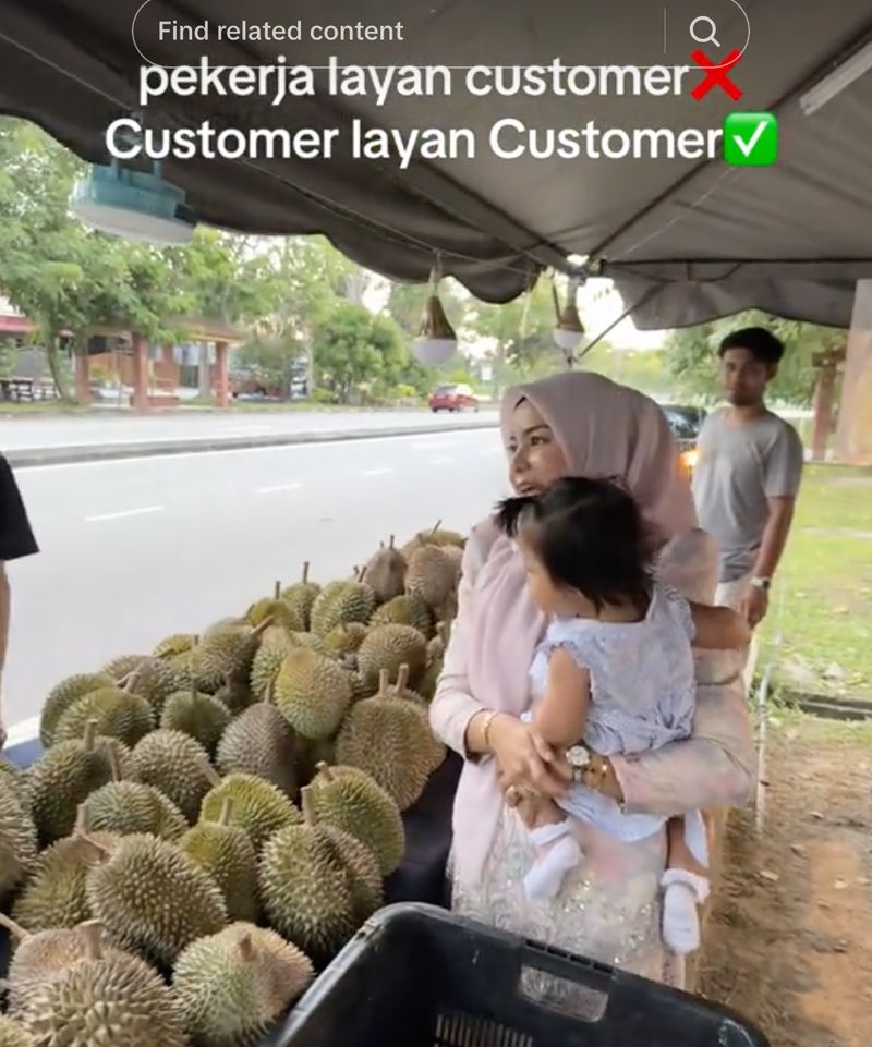 Haru! Penjual Durian Dibantu Pelanggan Lain Saat Layani Turis China