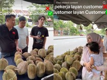 Haru! Penjual Durian Dibantu Pelanggan Lain Saat Layani Turis China