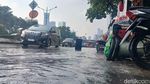 Hujan Deras, Jalan Samping Underpass Mampang-Kuningan Tergenang