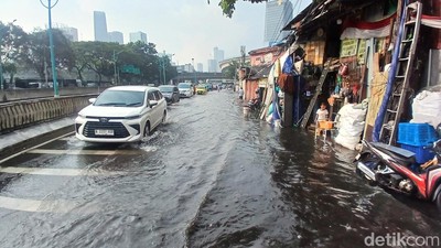 Hujan Deras, Jalan Samping Underpass Mampang-Kuningan Tergenang
