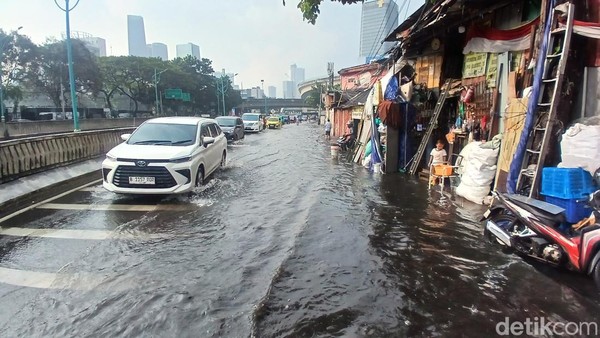 Hujan Deras, Jalan Samping Underpass Mampang-Kuningan Tergenang