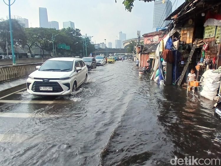 Hujan Deras, Jalan Samping Underpass Mampang-Kuningan Tergenang