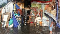 Jalan yang tergenang diberi tanda bangku besi.