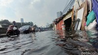 Akibatnya, satu lajur tergenang sehingga membuat laju kendaraan melambat.