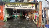 Salah satu tempat usaha juga tergenang.