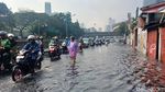 Hujan Deras, Jalan Samping Underpass Mampang-Kuningan Tergenang