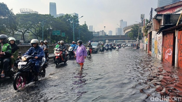 Jalan terusan HR Rasuna Said samping Underpass Mampang-Kuningan, Jakarta, tergenang. Jalanan tergenang usai hujan deras yang mengguyur.