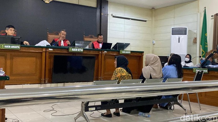 Ibu mendiang dr Aulia, Nusmatun Malinah, saat menjadi saksi di PN Semarang, Rabu (4/6/2025).
