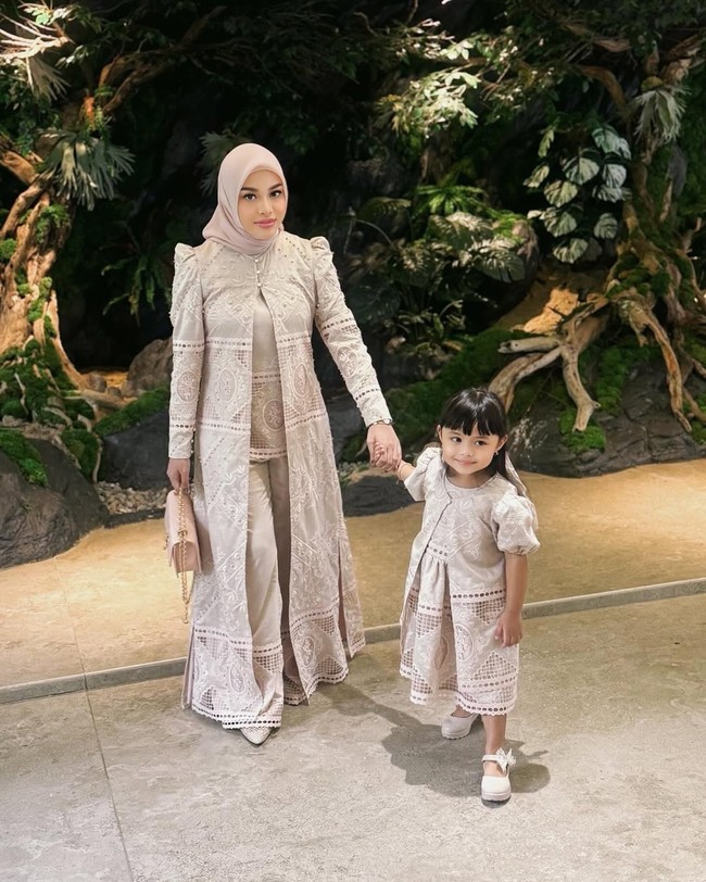 Hari Raya Idul Adha 2025 semakin dekat, dan selain menyiapkan hati untuk berkurban, banyak hijabers juga mulai mencari outfit salat yang nyaman tapi tetap stylish. Bagi ibu muda, bisa sontek gaya Aurel Hermansyah yang mengenakan setelan bahan brokat, tampak anggun dan juga membuatnya leluasa bergerak. Aurel mengenakan busana dari desainer Ayu Dyah Andari. Foto: Dok. Instagram @aurelie.hermansyah.