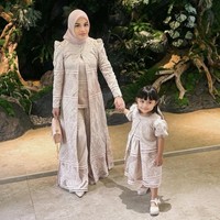 Hari Raya Idul Adha 2025 semakin dekat, dan selain menyiapkan hati untuk berkurban, banyak hijabers juga mulai mencari outfit salat yang nyaman tapi tetap stylish. Bagi ibu muda, bisa sontek gaya Aurel Hermansyah yang mengenakan setelan bahan brokat, tampak anggun dan juga membuatnya leluasa bergerak. Aurel mengenakan busana dari desainer Ayu Dyah Andari. Foto: Dok. Instagram @aurelie.hermansyah.