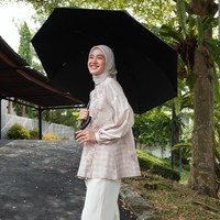 Gaya Cut Syifa ini juga bisa kamu pakai saat salat Idul Adha nanti. Palazzo pants putih dipadu blouse warna cream pastel dan hijab segi empat warna nude yang diikat rapi ke belakang. Foto: Dok. Instagram @cutsyifaa.