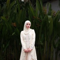 Dinda Hauw tampil memukau dengan outfit bernuansa khas Melayu yang bisa jadi inspirasi di Hari Raya Idul Adha. Atasan baju kurung dengan bordir floral, Dinda padu dengan hijab pashmina warna senada membuat penampilannya semakin elegan. Foto: Dok. Instagram @dindahw.