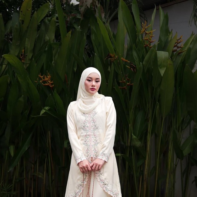 7 Inspirasi Outfit Salat Idul Adha 2025 dari Selebriti, Simple Tapi Cantik