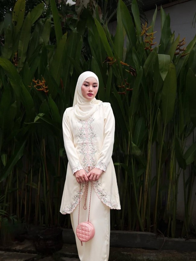 7 Inspirasi Outfit Salat Idul Adha 2025 dari Selebriti, Simple Tapi Cantik 7 Inspirasi Outfit Salat Idul Adha 2025 dari Selebriti, Simple Tapi Cantik