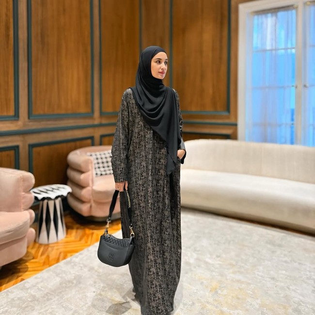 Ingin tampil beda saat Hari Raya Idul Adha nanti? Abaya motif abstrak dengan cuttingan loose ini juga bisa kamu gunakan saat salat Idul Adha. Seperti gaya Shireen Sungkar yang terlihat elegan dan nyaman dengan abaya monokrom. Foto: Dok. Instagram @shireensungkar.