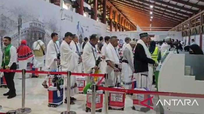 Ilustrasi sejumlah calon haji saat mengatre untuk melakukan pemeriksaan dokumen keimigrasian di Bandara Internasional Soekarno-Hatta, Tangerang. ANTARA/HO-Imigrasi Soetta