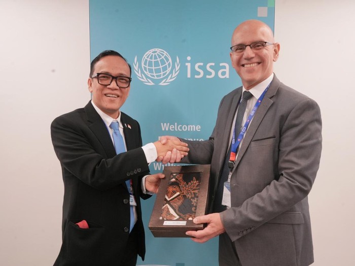 (Wamenaker) Immanuel Ebenezer bertemu dengan Sekretaris Jenderal International Social Security Association (ISSA) Marcelo Abi-Ramia Caetano.