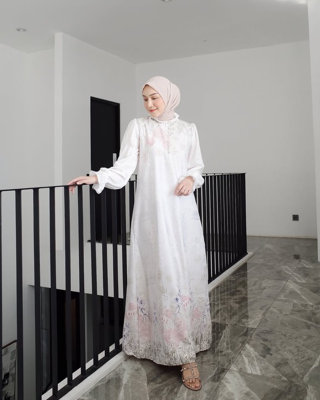 Kamu juga bisa memadukan dress dengan hijab segi empat polos, saat salat Idul Adha nanti. Seperti gaya Melody Prima ini yang memakai dress bahan jacquard silk yang sangat nyaman untuk salat. Simple tapi terlihat mewah. Foto: Dok. Instagram @melodyprima.