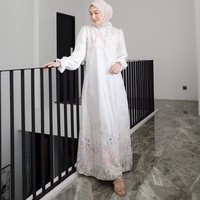 Kamu juga bisa memadukan dress dengan hijab segi empat polos, saat salat Idul Adha nanti. Seperti gaya Melody Prima ini yang memakai dress bahan jacquard silk yang sangat nyaman untuk salat. Simple tapi terlihat mewah. Foto: Dok. Instagram @melodyprima.