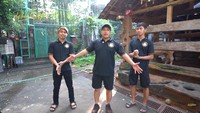 Irfan Hakim tahun ini akan menyembelih beberapa sapinya saat Idul Adha. Total ia memiliki 8 ekor sapi, yaitu Barong, Sanjaya, Hermen, Klentang Klentung, Condo Ireng, Antasena, Popeye, dan Janoko. Foto: YouTube deHakims channel