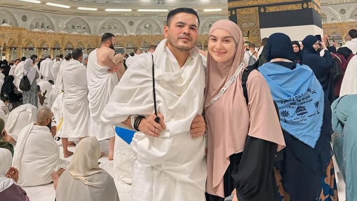 Irish Bella menunaikan ibadah haji bersama suami.