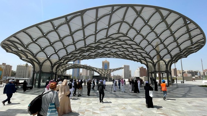 Jalan Kaki ke Masjidil Haram Kini Sejuk dan Lebih Luas Journalists tour the newly built pedestrianΒ boulevardΒ leading to the Grand Mosque in the holy city of Mecca, Saudi Arabia, June 3, 2025. REUTERS/Khaled Abdullah