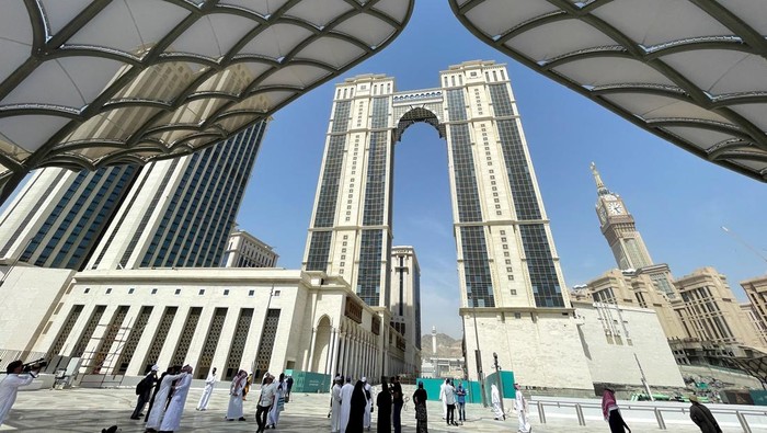 Journalists tour the newly built pedestrian boulevard leading to the Grand Mosque in the holy city of Mecca, Saudi Arabia, June 3, 2025. REUTERS/Khaled Abdullah