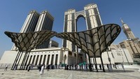Pemerintah Arab Saudi telah membangun jalur pedestrian baru menuju Masjidil Haram di Makkah. Jalur ini dibuat untuk meningkatkan kenyamanan dan keamanan jemaah, terutama menjelang puncak haji 2025. (REUTERS/Khaled Abdullah)