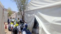 Jemaah akan menempati tenda yang dilengkapi dengan kasur hingga pendingin ruangan. Ada juga fasilitas air panas hingga air dingin di luar tenda. (Dok Media Center Haji 2025)