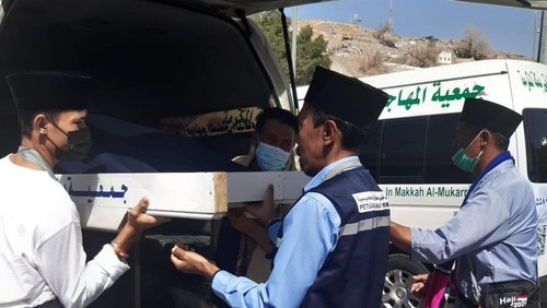 Jemaah haji asal NTB dibawa menggunakan mobil jenazah di Tanah Suci.