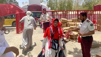 Jemaah haji Indonesia mulai berdatangan di Arafah, Arab Saudi, siang ini. Jemaah tiba setelah diberangkatkan dengan bus sejak pagi. (Dok Media Center Haji 2025)
