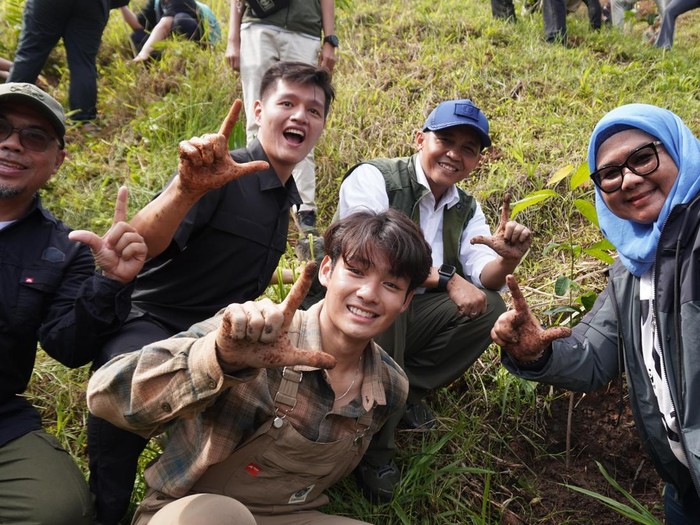 Selebgram Jerhemy Owen merayakan ulang tahun ke-23 dengan kampanye #WenanamPohon.