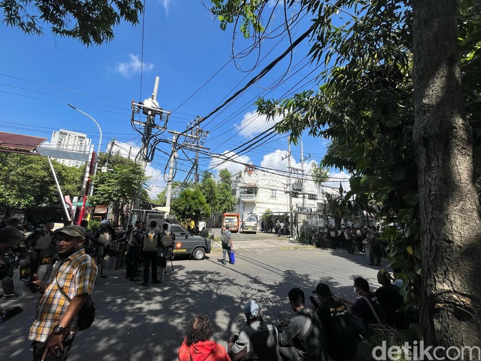 Jurusita PN Surabaya Darmanto saat membacakan amar putusan hakim sebelum eksekusi objek sengketa di Kombes Duryat Surabaya