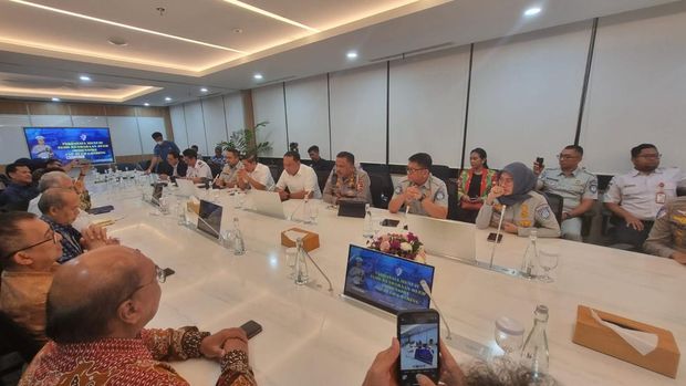 Kakorlantas Irjen Agus Suryonugroho temui pakar diskusi soal over dimensi-overload (Taufik/detikcom)
