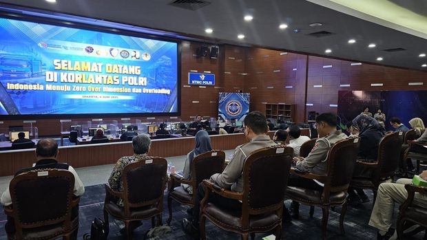 Kakorlantas Polri Irjen Agus Suryonugroho rapat bersama stakeholder bahas upaya mewujudkan Indonesia zero over dimension dan overload.