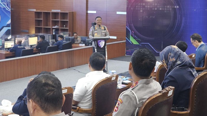 Kakorlantas Polri Irjen Agus Suryonugroho rapat bersama stakeholder bahas upaya mewujudkan Indonesia zero over dimension dan overload.
