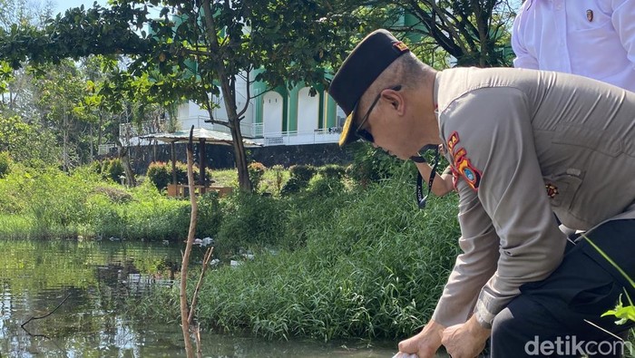 Kapolda Babel saat melepas bibit ikan nila di kolam Bhay Park Babel.