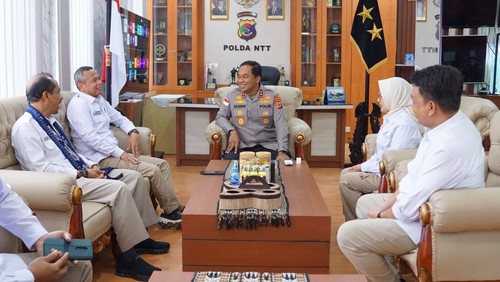 Kapolda NTT, Irjen Rudi Darmoko, menerima kunjungan Sestama BPOM, Irjen Jayadi, bersama rombongannya di Mapolda NTT, Rabu (4/5/2025). (Dok. Polda NTT)